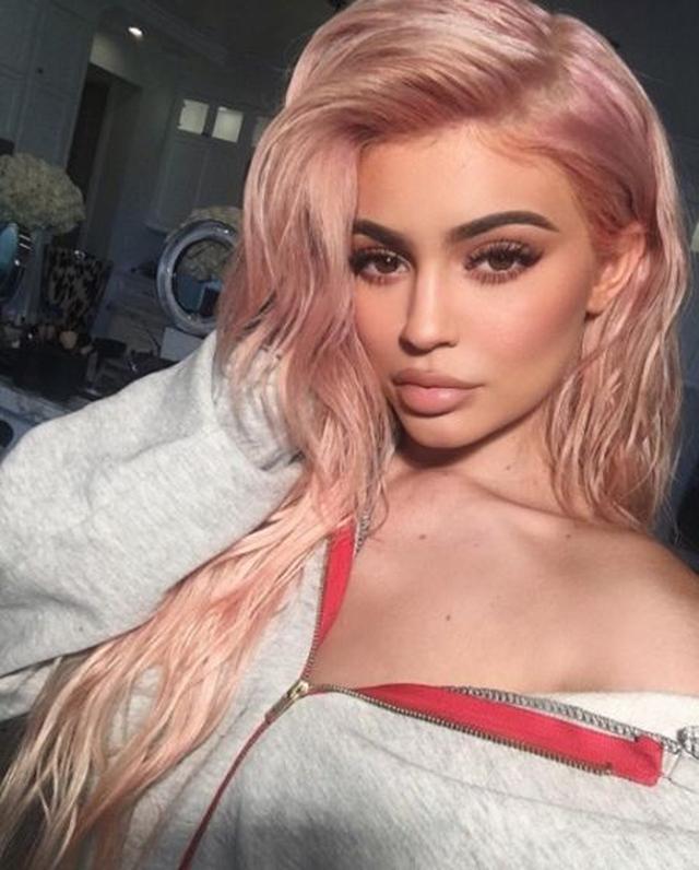 画像2: カイリー・ジェンナーが1ヶ月でヘアカラーをチェンジ!次にチャレンジした色は?