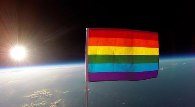 画像: 大気圏外に掲げられたレインボーフラッグ。