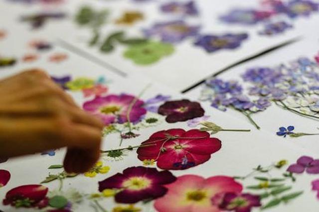 画像8: 日本でもおなじみの「押し花」を取り入れた最新メイクがランウェイに登場して話題に