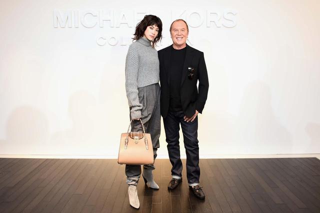 画像: デザイナーのマイケル・コースと、モデルの森星