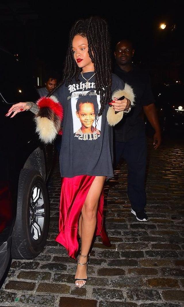 画像2: まさかそんな写真がプリントされたTシャツを...リアーナの意外な夜遊びコーデに騒然