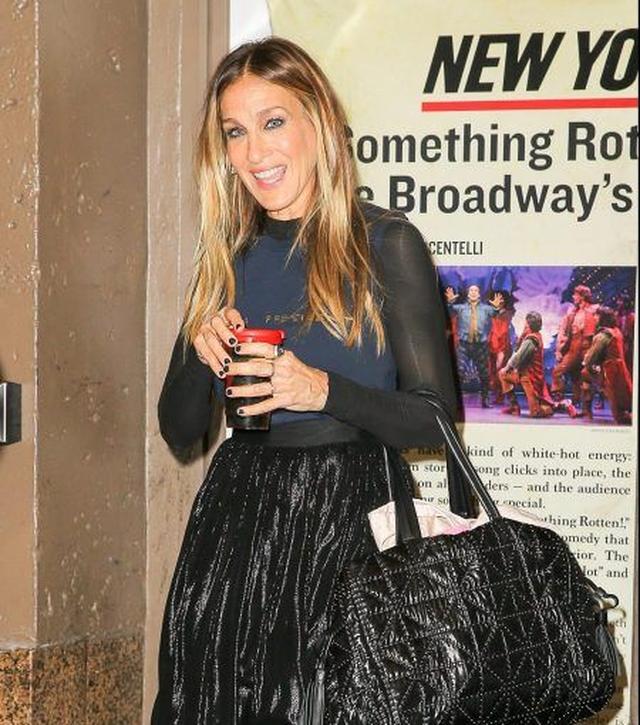 画像: インスタ投稿用の写真を撮るドラマ『SATC』女優の姿が必死すぎて何だか親近感