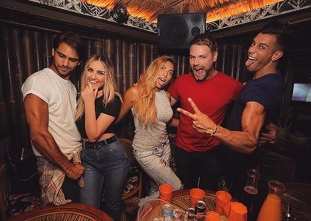 画像: モデルのワズが8月にインスタグラムに投稿した写真。左端にいるのがルークとペリー。