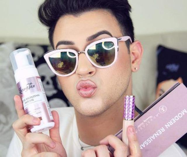画像: 彼の元にはたくさんのコスメが届く。©mannymua733