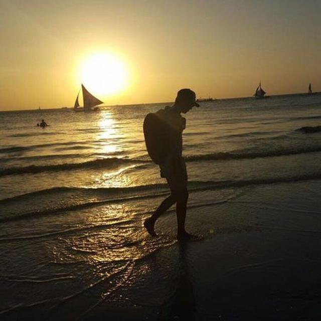 画像: 「ボラカイ島の夕日」というコメントとともにナイルがインスタグラムに投稿した写真。