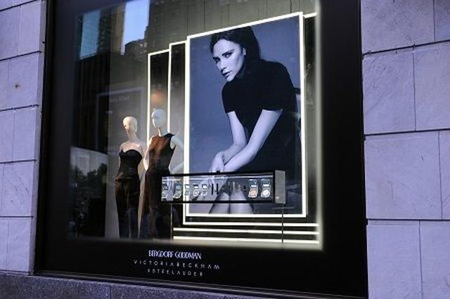 画像: NYのフィフス・アベニューにはヴィクトリアのブランドのウィンドウが