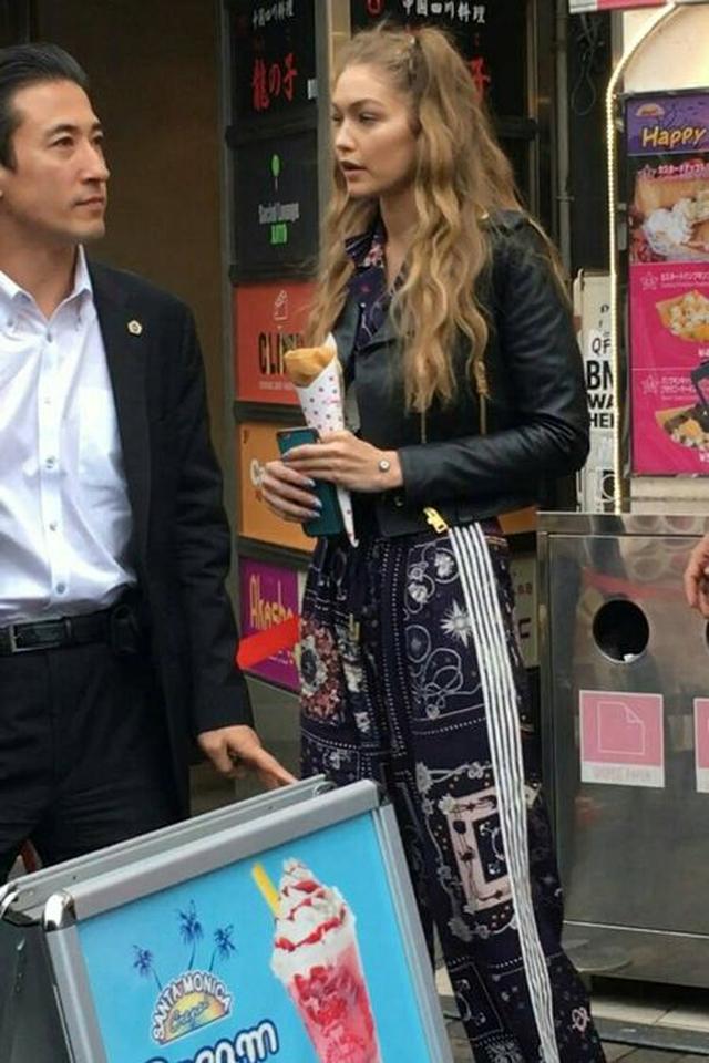 画像: 初来日!原宿を満喫しているモデルのジジ・ハディッドを発見!