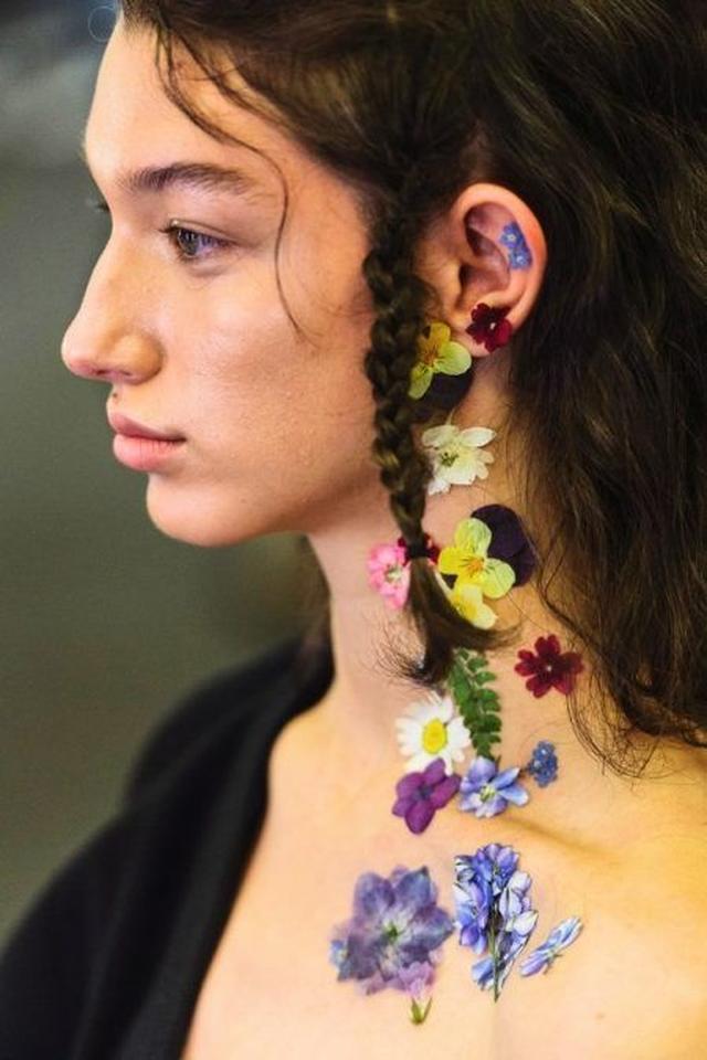 画像6: 日本でもおなじみの「押し花」を取り入れた最新メイクがランウェイに登場して話題に