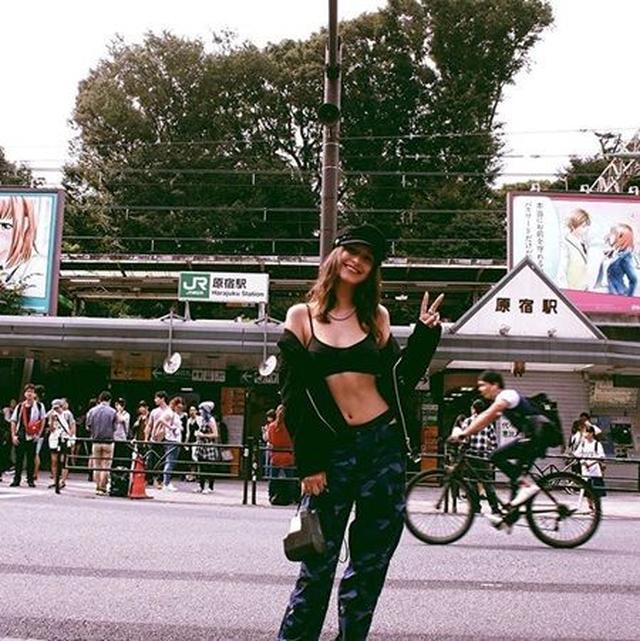 画像: ベラが原宿駅前にて。見事なスタイルと割れた腹筋が似合うスポーティスタイル。