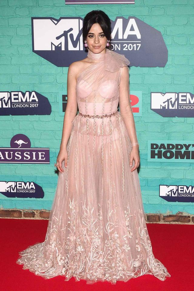 画像: カミラ・カベロに称賛の声!MTV EMAで芸術的なパフォーマンスを披露