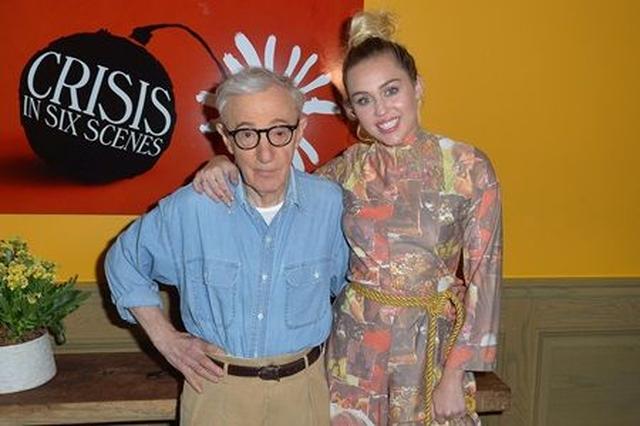 画像: 自身が出演する新作ドラマ『クライシス・イン・シックス・シーンズ』の監督であるウディ・アレンと。