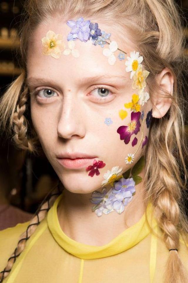 画像4: 日本でもおなじみの「押し花」を取り入れた最新メイクがランウェイに登場して話題に