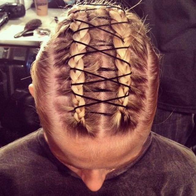 画像: 頭の中央にモヒカンのようにキツめに裏編み込みしたヘアにブラックのゴム紐を通して。ハードでフェティッシュな印象。 Ⓒthebodyofart