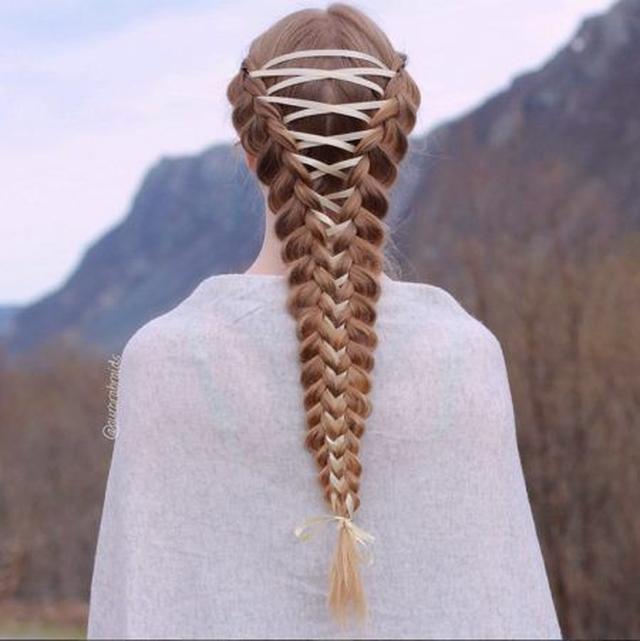 画像: 2本の編み込みヘアをクリーム色の細めサテンリボンで1つに。 Ⓒaurorabraids