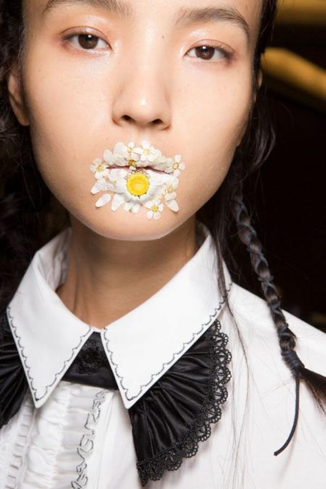 画像7: 日本でもおなじみの「押し花」を取り入れた最新メイクがランウェイに登場して話題に