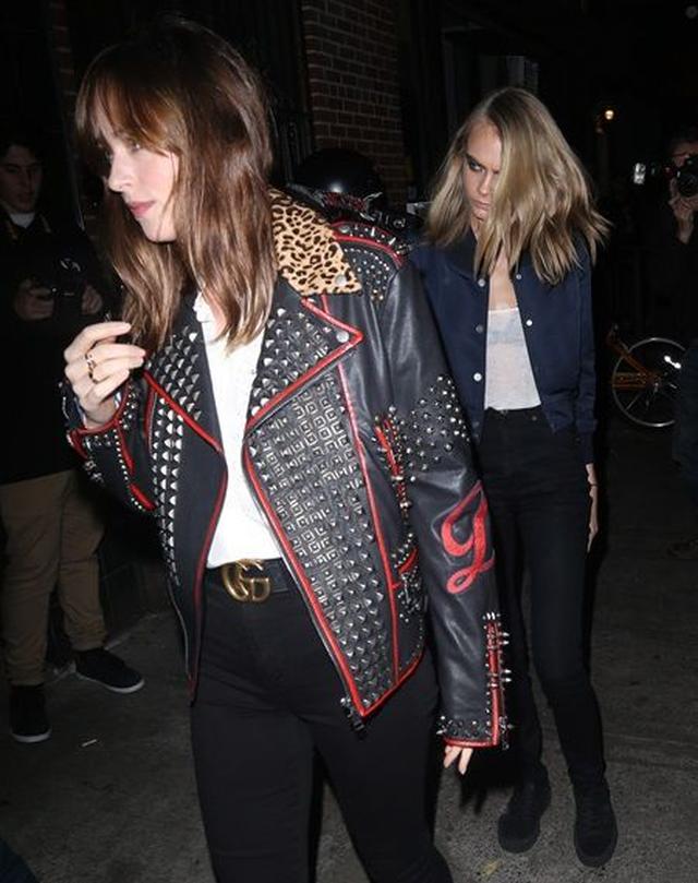 画像: ゾーイはモデル兼女優のカーラ・デルヴィーニュ(右)を介してテイラーと友人に。