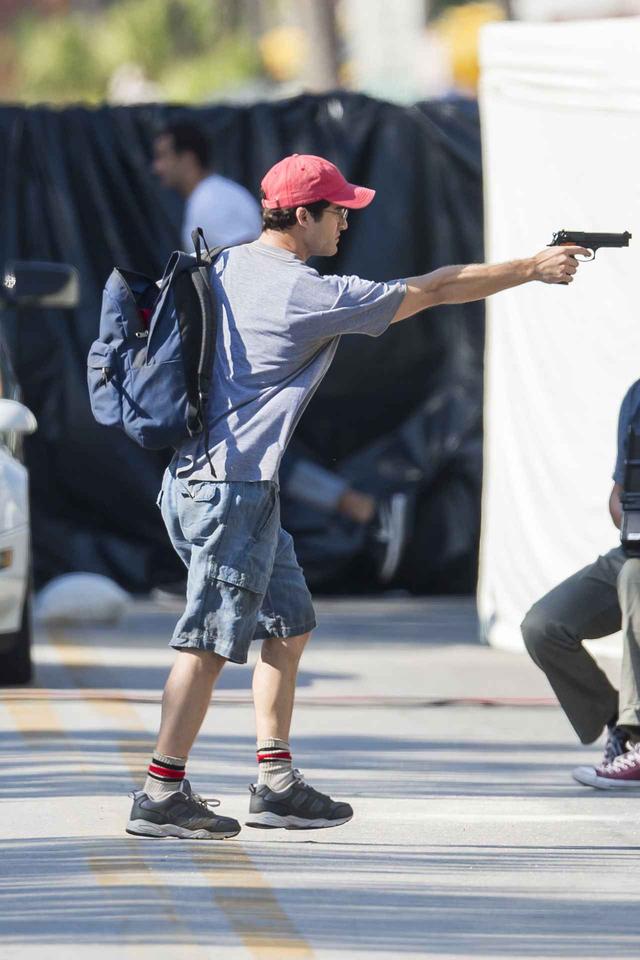 画像: 撮影中に銃を向けるダレン。