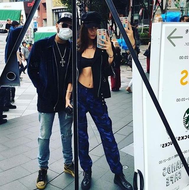 画像: ザ・ウィークエンドが自身のインスタグラムに初公開したベラとのツーショット。表参道の東急プラザ前で撮られた。