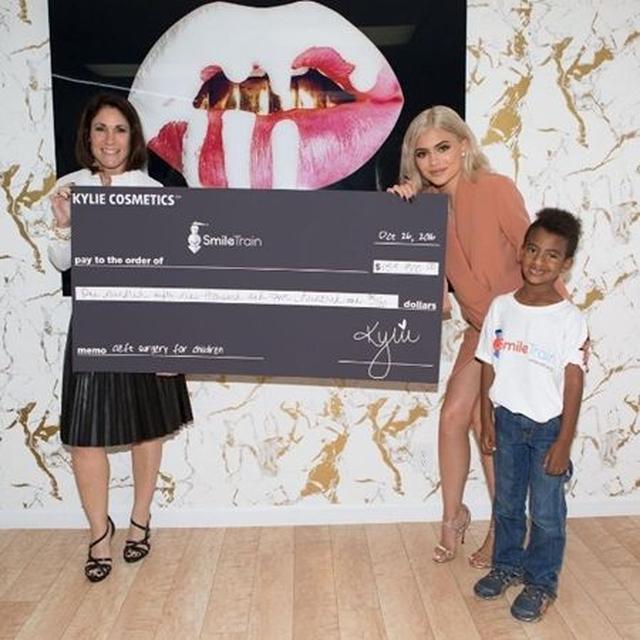 画像3: カイリー・ジェンナー、チャリティイベントに着ていったドレスは9,100円