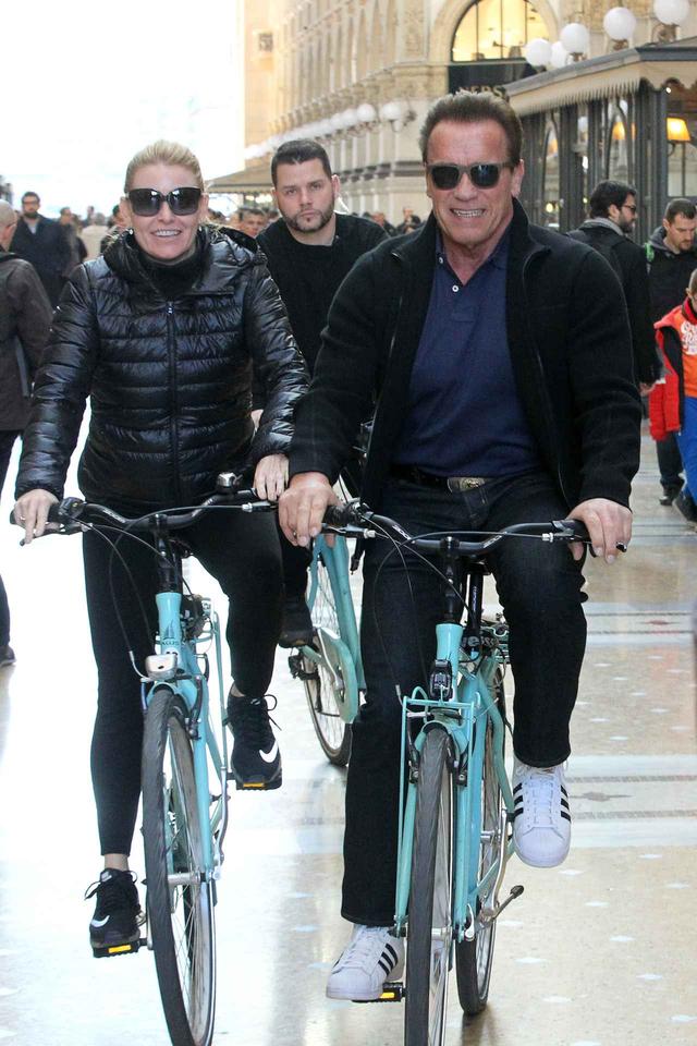 画像1: アーノルド・シュワルツェネッガー、ミラノでの自転車デートでプチパニック!
