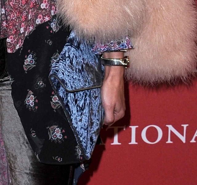 画像2: さすがオシャレ番長!オリヴィア・パレルモの花柄ドレスの着崩しテクに脱帽