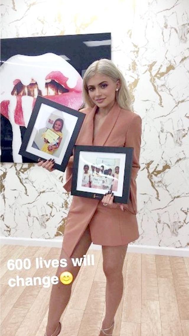 画像1: カイリー・ジェンナー、チャリティイベントに着ていったドレスは9,100円