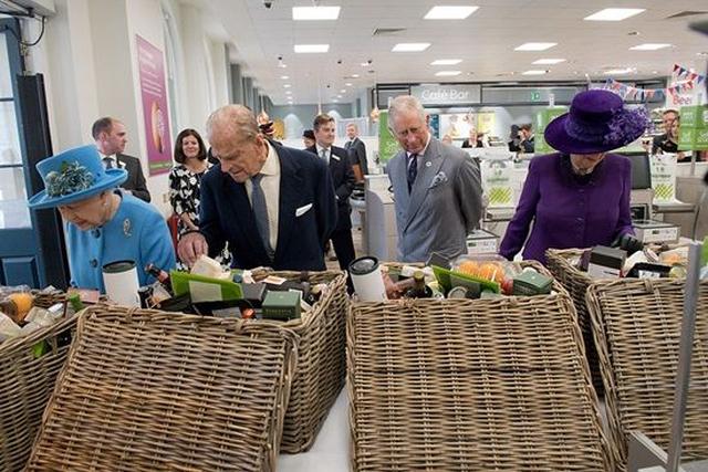 画像: エリザベス女王、フィリップ殿下、チャールズ皇太子、カミラ夫人は、とくに食材セットに興味を示していた。