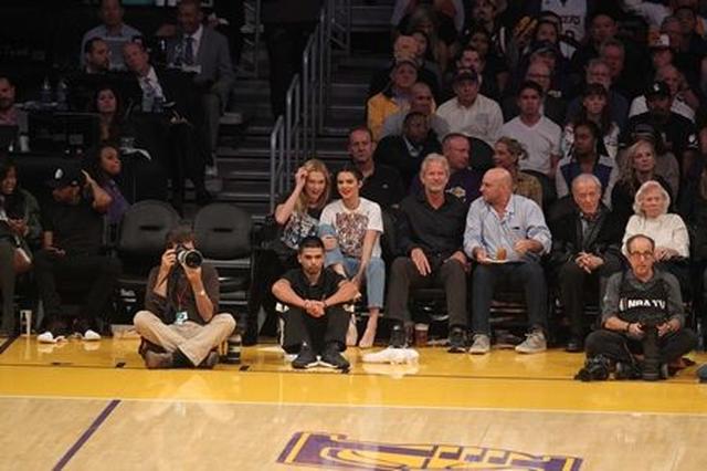 画像1: ケンダル・ジェンナー、友人カーリーと最低25万円の席でウワサのNBA選手の試合を観戦