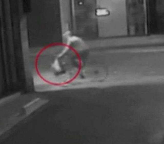 画像: 現場ホテル近くの路上に設置された防犯カメラからの映像の1コマ。自転車で逃走する犯人の手元にはキムの部屋から奪った宝飾品が入ったバッグが。
