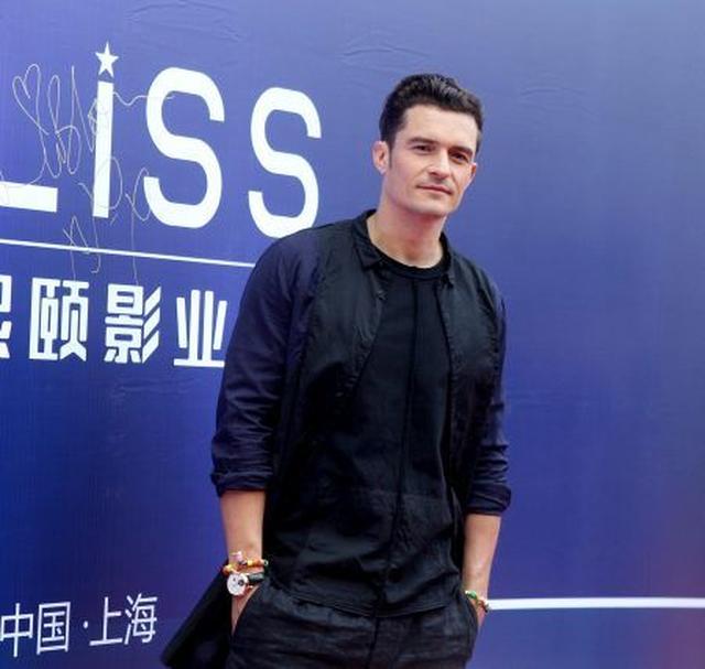 画像1: 【動画】オーランド・ブルーム、中国の路上で出会った傷ついた捨て犬を助ける