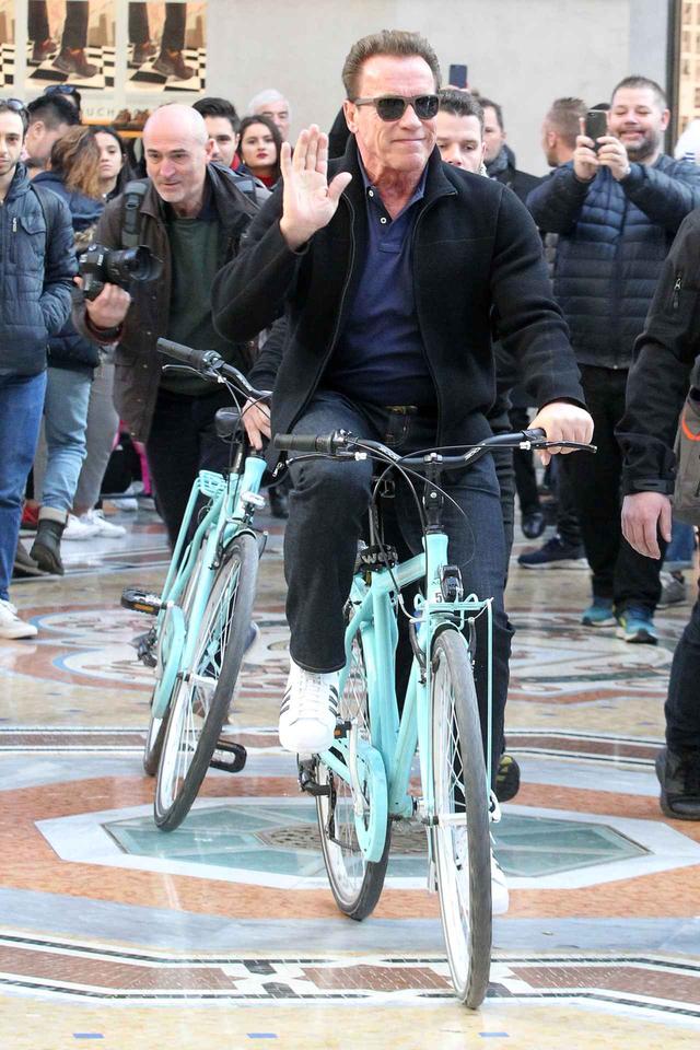 画像3: アーノルド・シュワルツェネッガー、ミラノでの自転車デートでプチパニック!
