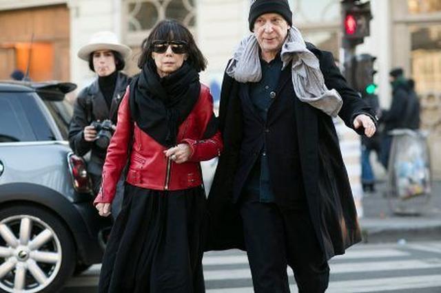 画像: 今年1月に開催されたパリ・コレクションでの川久保氏。隣は夫でCOMME des GARÇONS社の最高経営責任者エイドリアン・ジョフィ氏。