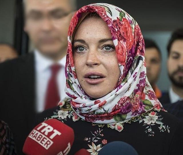 画像: 10月初めにトルコに住むシリア難民を訪問したリンジー・ローハン。現地女性にもらったヘッドスカーフを巻いてメディアの質問の答えた。