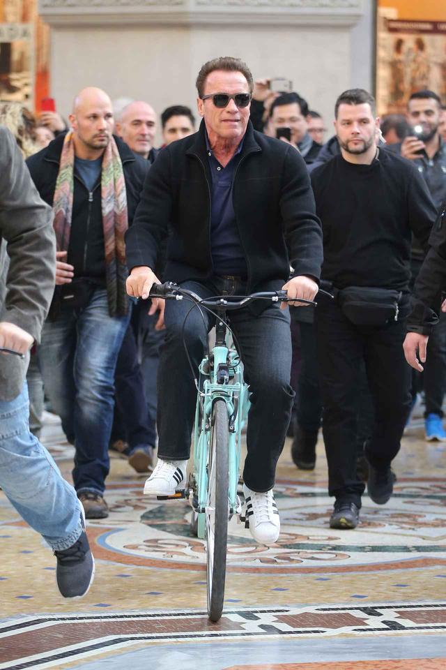 画像2: アーノルド・シュワルツェネッガー、ミラノでの自転車デートでプチパニック!