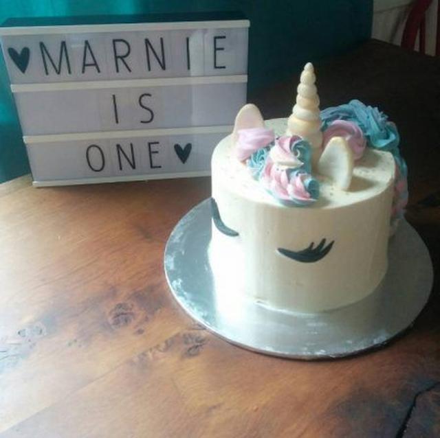 画像: ベビーの1歳の誕生日のお祝いに用意したユニコーン・ケーキは、まつ毛部分をペイントするのではなく黒のマジパンで形作って。たてがみ部分はパステルピンクとブルーのバタークリームで。カットするとレインボーカラーのスポンジがのぞく仕組み。 Ⓒlittletulipsco