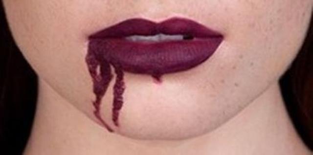 画像: パープルのリップを口の端から血が垂れ流すようアレンジ。 @kyliecosmetics
