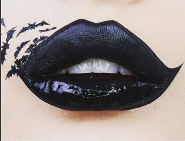 画像: 上唇はマット、下唇はツヤを出し、こうもりのタトゥーシールを貼って。 @powderbeautyboutique
