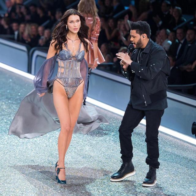 画像: 昨年のヴィクシーショーではミュージカルゲストとしてパフォーマンスをしたザ・ウィークエンドと共演していたベラ。