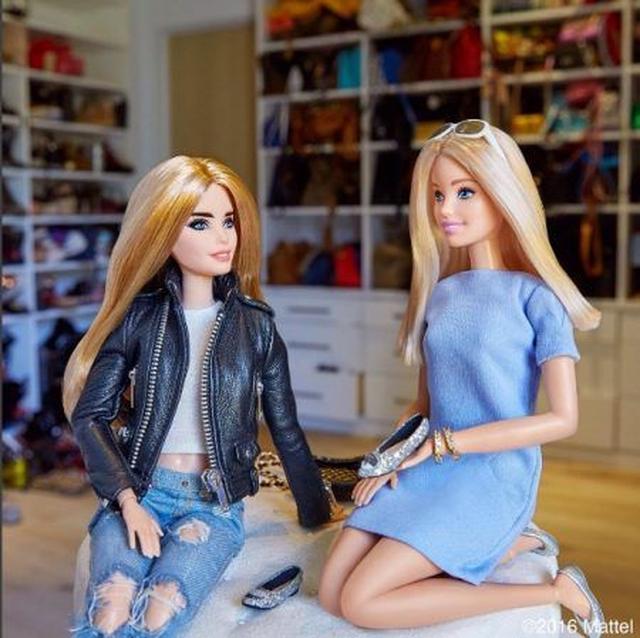画像: キアラがプロデュースするシューズブランドChiara Ferragniのアイモチーフのフラットシューズまで再現されている。
