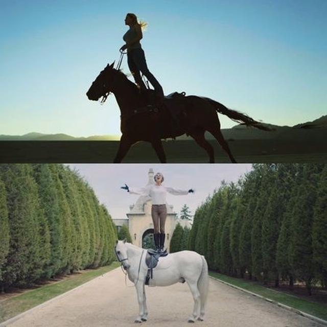 画像: (上)「マイ・ウェイ」、(下)「ブランク・スペース」MVのテイラー。馬の上で立ち上がっているのが同じ。
