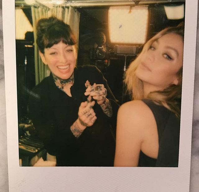 画像: 長年仕事をともにするエリンとジジ。©erinparsonsmakeup/Instagram