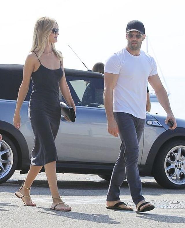 画像: 婚約したロージー・ハンティントン&ジェイソン・ステイサム、親族を連れて食事へ