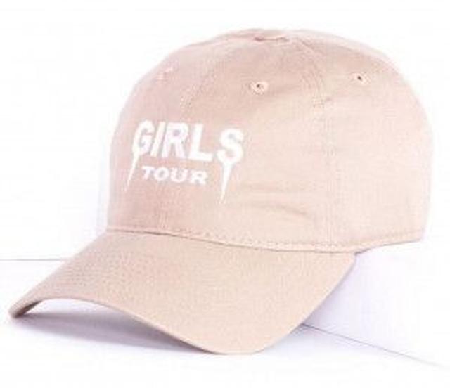 画像: ちなみにアリアナが着用しているのはSosorellaの「GIRLS TOUR」とロゴが入った ヌードカラーのキャップ 。価格は約3,000円(30ドル)で日本にも発送している。