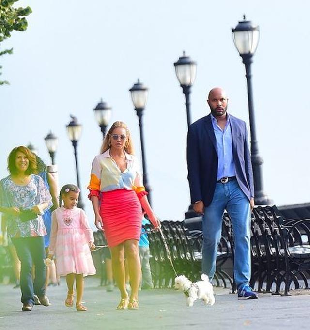 画像1: 【写真】ビヨンセが娘と一緒に公園へ犬の散歩へ ネット上の反応がおもしろい