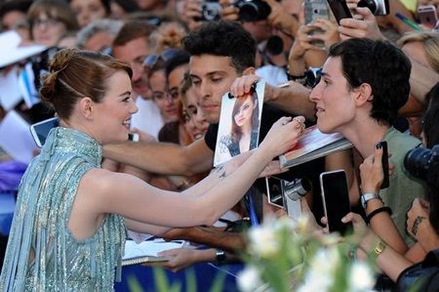 画像1: 『スパイダーマン』女優エマ・ストーンがレッドカーペットで見せた神対応