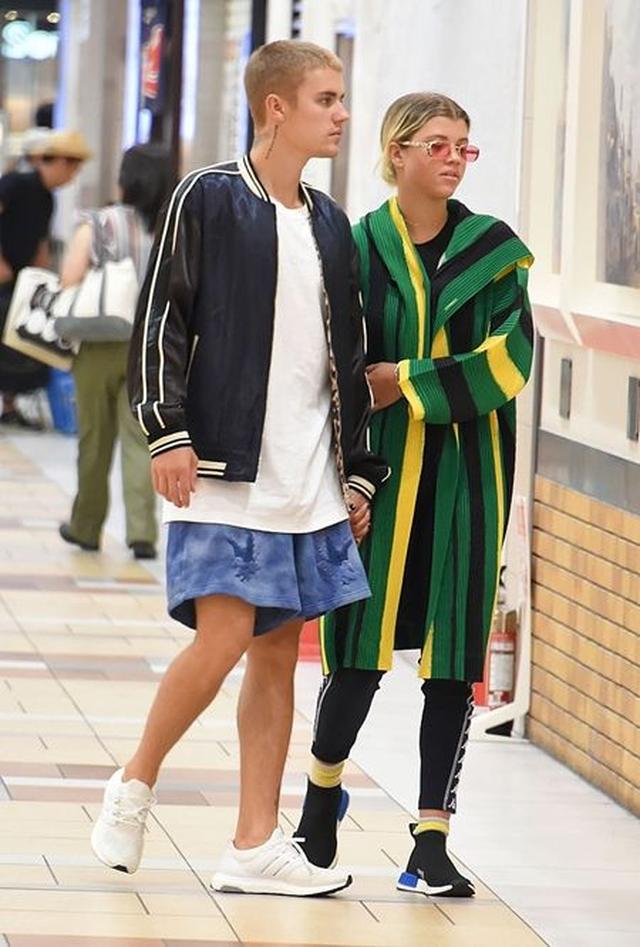 画像: 日本の街を一緒に散策するジャスティンとソフィア。