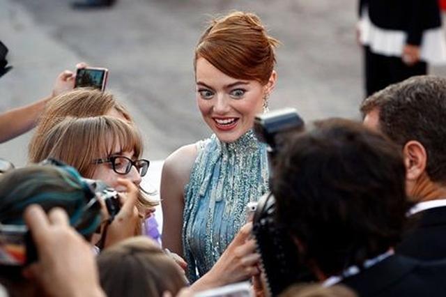 画像3: 『スパイダーマン』女優エマ・ストーンがレッドカーペットで見せた神対応