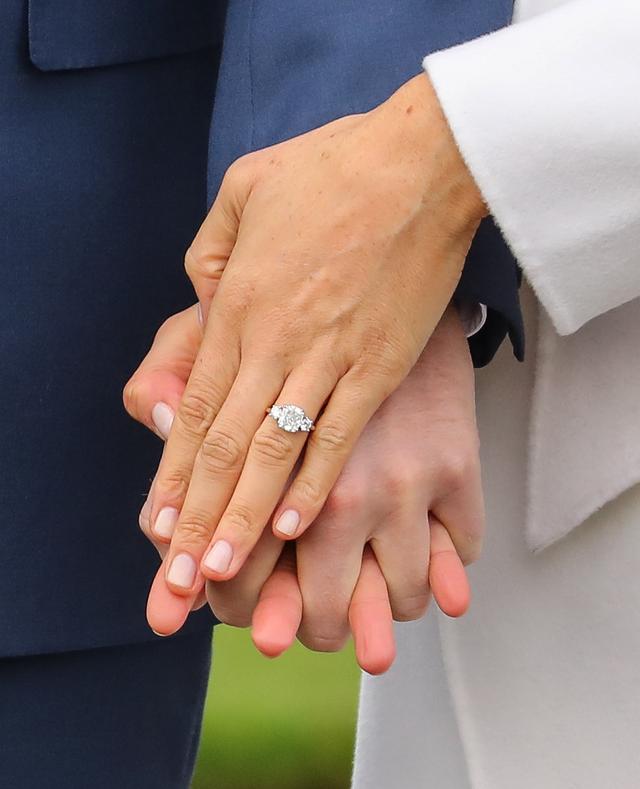 画像3: 婚約発表後初のツーショットで指輪をお披露目