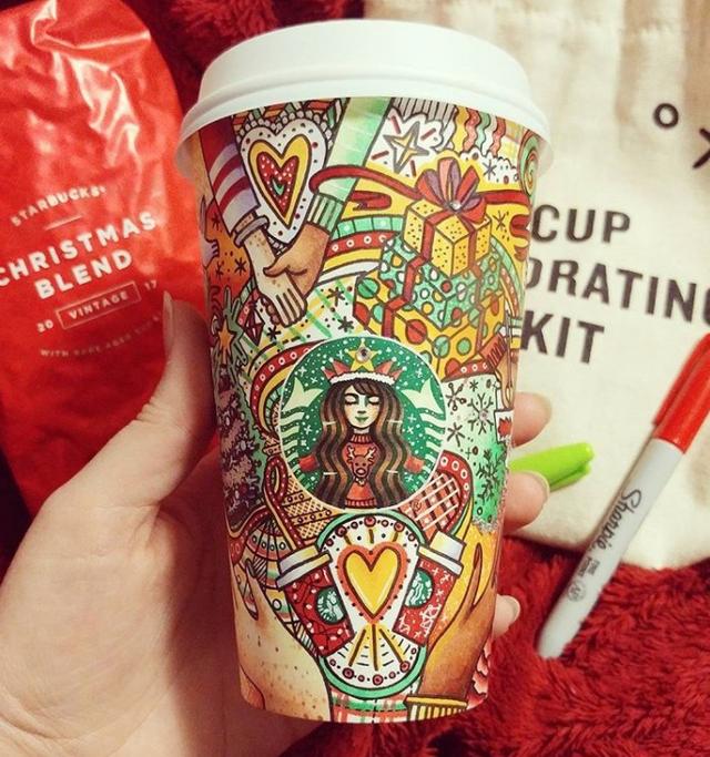 画像: マーメイドが着ているトナカイモチーフのセーターなど細部にも注目!©Carrah Aldridge/ Instagram