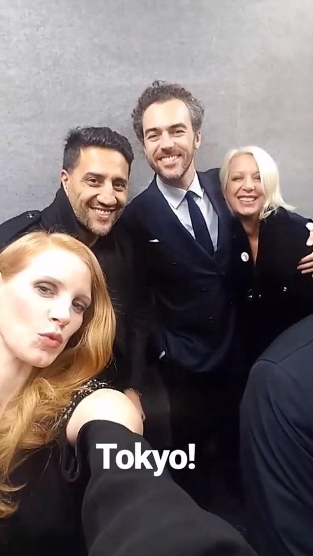 画像: エレベーター内でスタッフたちとノリノリで写真撮影。©instagram/jessicachastain